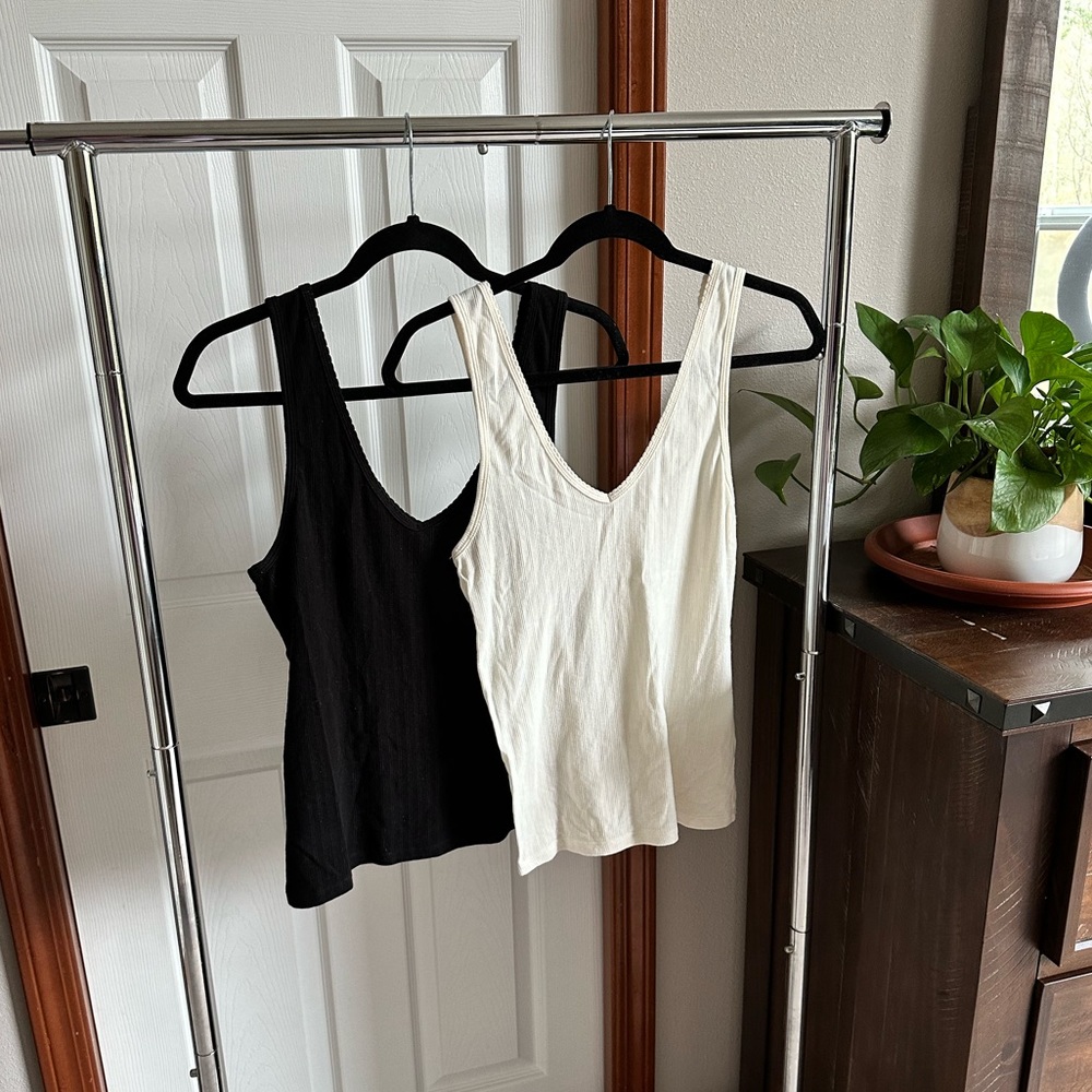EVERLANE | STRETCH RIB V NECK TANKS